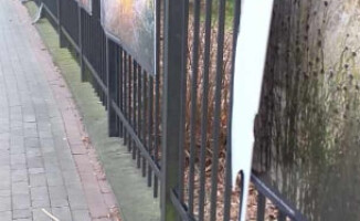 Zdewastowano wystawę na ogrodzeniu Parku Miejskiego?