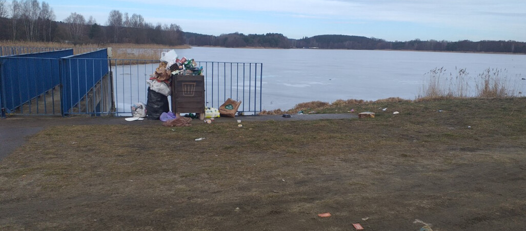 Śmieci zalewają Zalew Koszycki