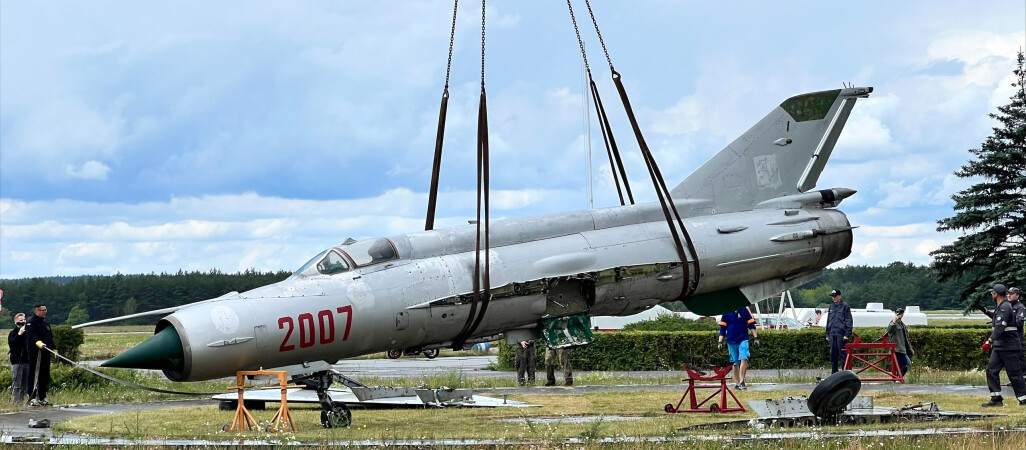 Kolejny nowy - stary odrzutowiec na pilskim lotnisku 