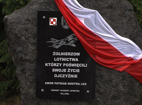 Na pilskim cmentarzu stanął pomnik żołnierzy lotnictwa - grafika