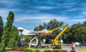 Samolot - pomnik będzie odmalowany i podświetlony 
