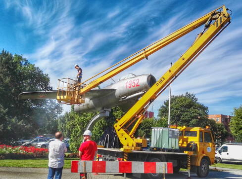 Samolot - pomnik będzie odmalowany i podświetlony  - grafika