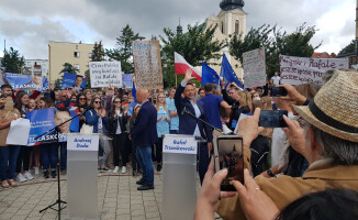 "Mamy prezydenta, który czeka żeby w nocy odebrać telefon od prezesa i tego mamy dość" - Rafał Trzaskowski w Trzciance