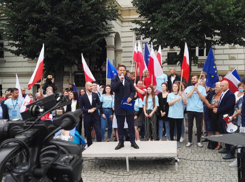 Rafał Trzaskowski rozmawiał z mieszkańcami Wałcza - grafika