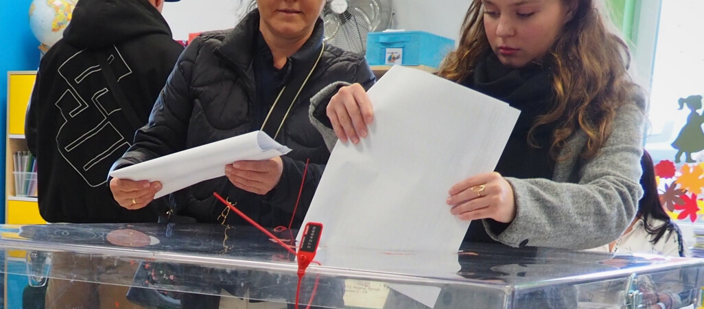 Więcej kobiet przy urnach wyborczych