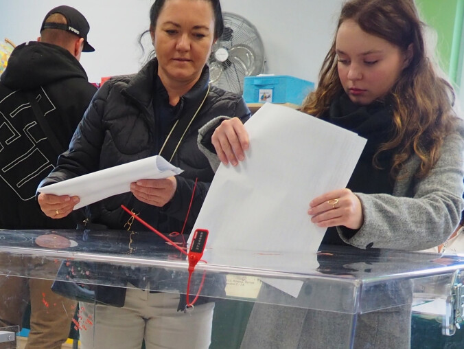 Więcej kobiet przy urnach wyborczych - grafika