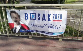 Ktoś zniszczył plakat Krzysztofa Bosaka 