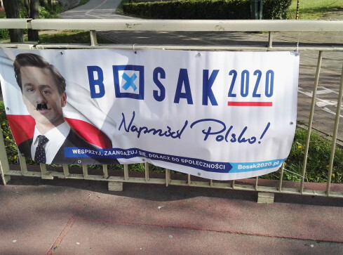 Ktoś zniszczył plakat Krzysztofa Bosaka  - grafika