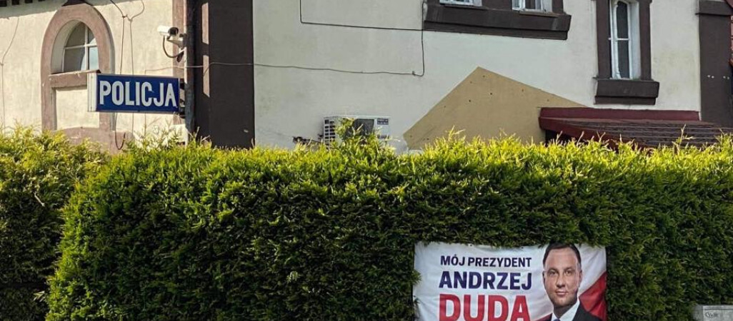 Baner Andrzeja Dudy na policyjnym żywopłocie. Sprawa w sądzie 