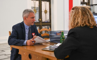 Nowi posłowie poznają Sejm. Już wiedzą, ile będą zarabiali