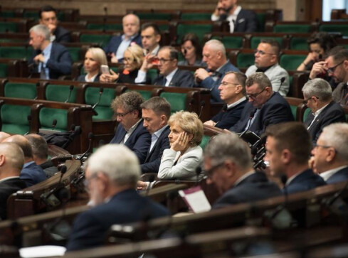 Nowi posłowie poznają Sejm. Już wiedzą, ile będą zarabiali - grafika
