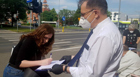 Prezydent Piły zbiera podpisy dla Rafała Trzaskowskiego - grafika