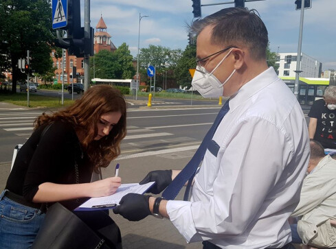 Prezydent Piły zbiera podpisy dla Rafała Trzaskowskiego - grafika