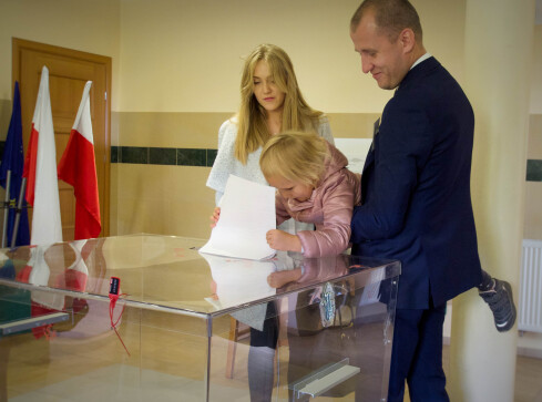 Rekordowo wysoka frekwencja w Pile. Lokale czynne są do 21.00 - grafika
