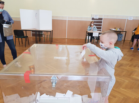 Trzaskowski wygrywa we wszystkich gminach powiatu chodzieskiego - grafika
