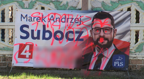 Wyborcze emocje rosną. Dostaje się m.in. plakatom - grafika