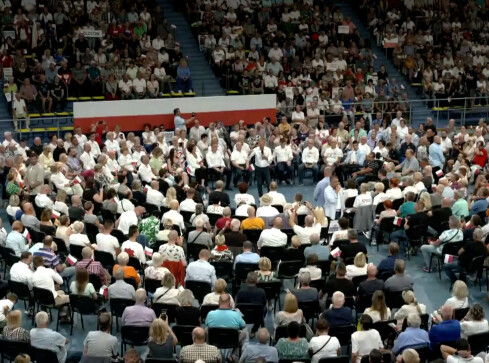 Tusk w Pile: Nie powinni pchać się do władzy ludzie, którzy nie wi - grafika