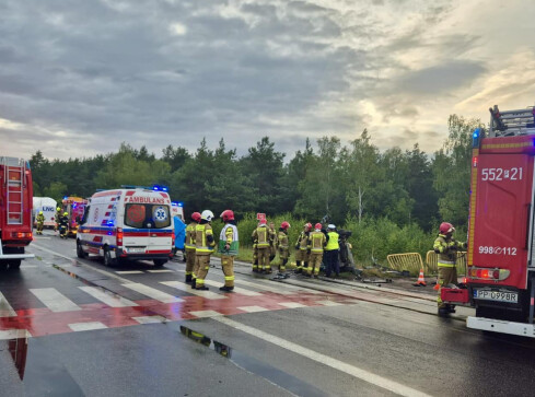 Zderzenie ciężarówki z autem. Są ranni - grafika