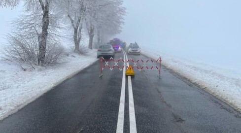 Zderzenie osobówek pod Kaczorami. Droga zablokowana  - grafika
