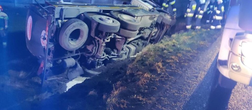 Cysterna z mlekiem wpadła do rowu 