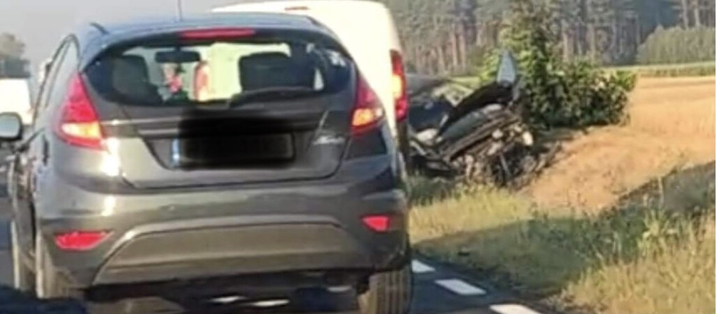 Auto dachowało. Dwie osoby poszkodowane