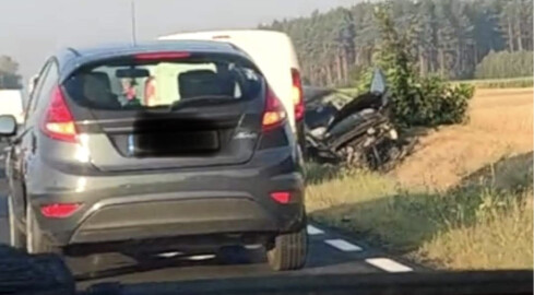 Auto dachowało. Dwie osoby poszkodowane  - grafika