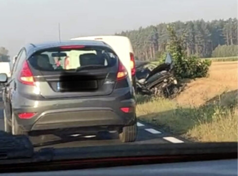 Auto dachowało. Dwie osoby poszkodowane  - grafika