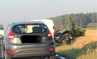 Auto dachowało. Dwie osoby poszkodowane 