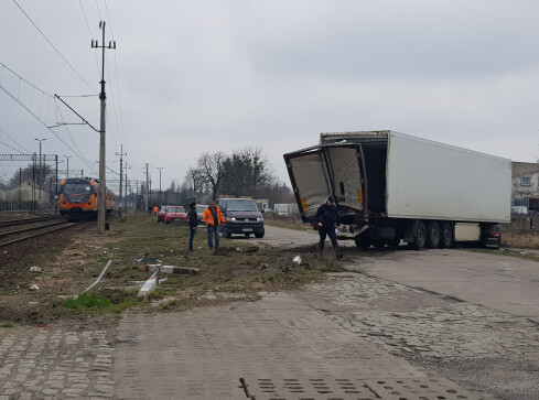 Zderzenie pociągu osobowego z ciężarówką w Pile - grafika