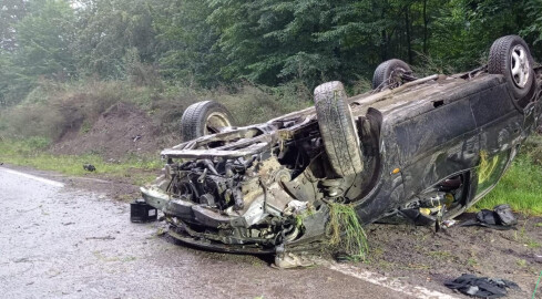 Auto dachowało na trasie Jastrowie-Wałcz. Nie żyje jedna osoba - grafika