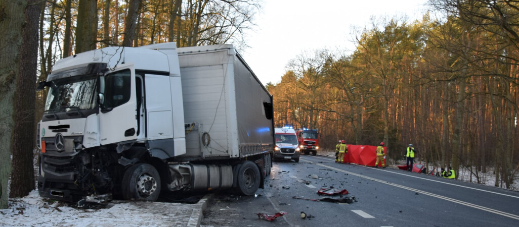 Zderzenie osobówki z tirem. Nie żyją dwie osoby