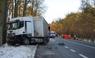 Zderzenie osobówki z tirem. Nie żyją dwie osoby