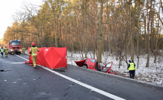 Zderzenie osobówki z tirem. Nie żyją dwie osoby