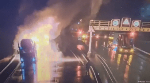 Wyjechał płonącą ciężarówką z tunelu. Kierowca z Margonina okr - grafika