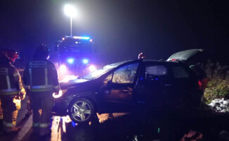 Pijany kierowca wjechał w drzewo. Miał 3 promile