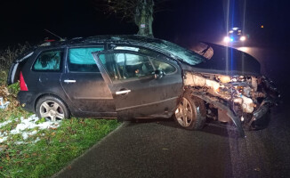 Pijany kierowca wjechał w drzewo. Miał 3 promile