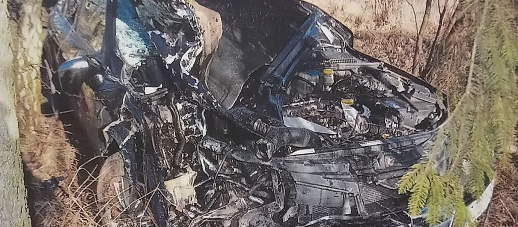 Alfa Romeo wjechała pod przyczepę ciągnika - ZDJĘCIA 