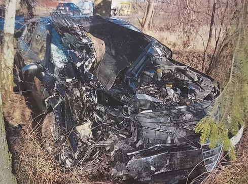Alfa Romeo wjechała pod przyczepę ciągnika - ZDJĘCIA  - grafika