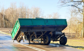 Alfa Romeo wjechała pod przyczepę ciągnika - ZDJĘCIA 