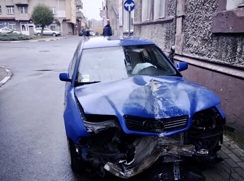 24-latek wjechał swoim audi w dom  - grafika