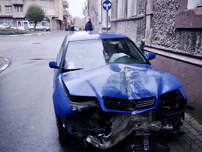 24-latek wjechał swoim audi w dom  - grafika