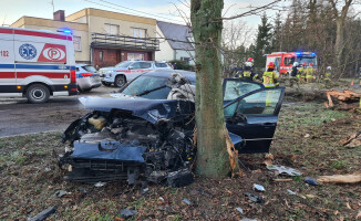 32-latek w szpitalu. Wjechał w drzewo - ZDJĘCIA 