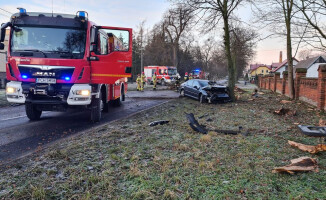 32-latek w szpitalu. Wjechał w drzewo - ZDJĘCIA 