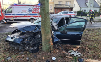 32-latek w szpitalu. Wjechał w drzewo - ZDJĘCIA 