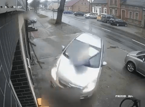 Wjechał autem w drzwi sklepu - VIDEO  - grafika