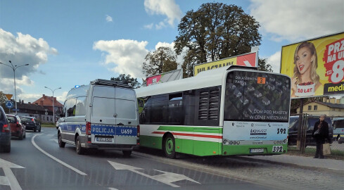 Dwie pasażerki upadły, po gwałtownym hamowaniu autobusu  - grafika