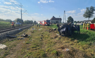 29-letni kierowca nissana wjechał pod pociąg - ZDJĘCIA 