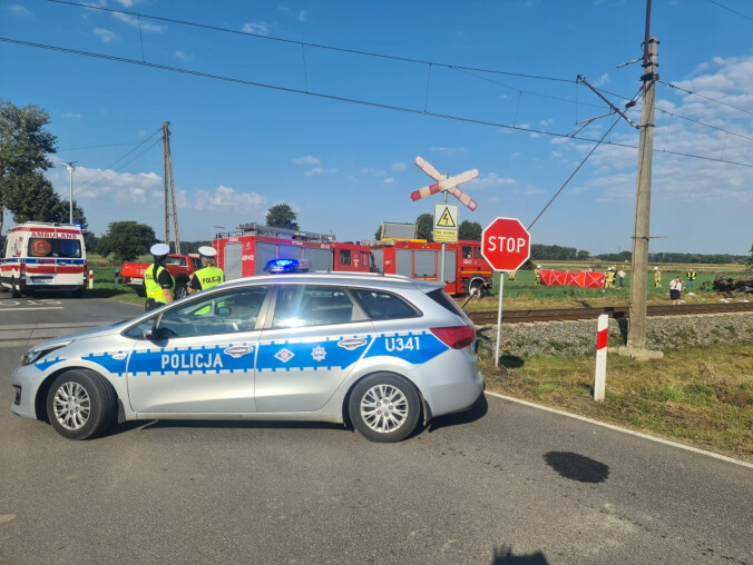 29-letni kierowca nissana wjechał pod pociąg - ZDJĘCIA  - grafika