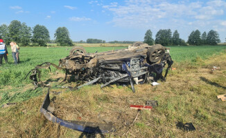 29-letni kierowca nissana wjechał pod pociąg - ZDJĘCIA 