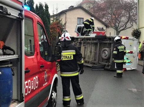 Najechał na krawężnik i przewrócił busa. Miał 3 promile  - grafika